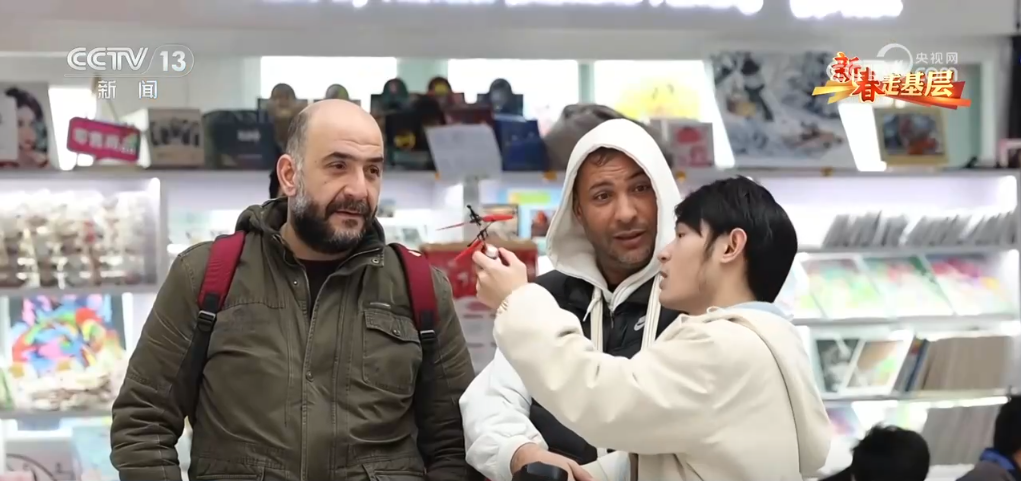 拳”凝聚合力 “品牌出海”成为义乌热词冰球突破正规网站新春走基层 “攥指成(图3)